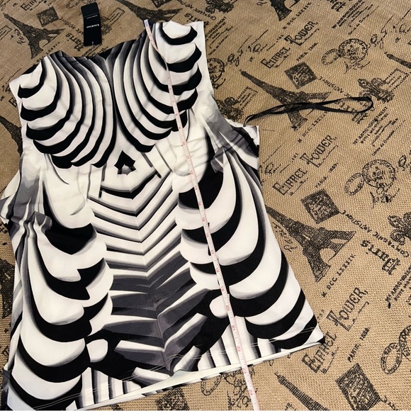 Bebe NWT! Abstract Black/White Print V-Neck Wrap Nude Metal Details Blouse - Picture 14 of 15